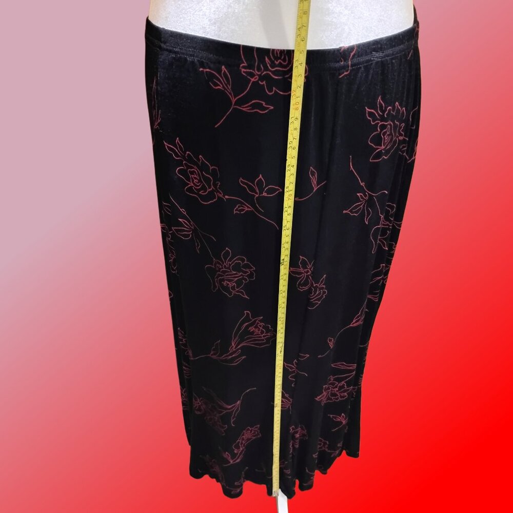 Women's Black Maxi Skirt Red Floral Pattern - Picture 4 of 7